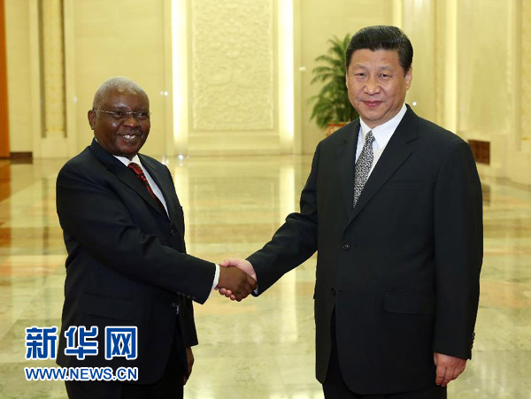5月13日，国家主席习近平在北京人民大会堂会见来华出席太湖文化论坛第二届年会的莫桑比克总统格布扎。新华社记者 庞兴雷 摄
