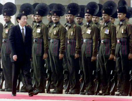 朱镕基总理访问印度时检阅印度三军仪仗队。
