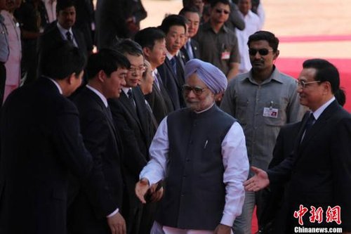 5月20日，印度总理辛格举行仪式，欢迎到访的中国国务院总理李克强。中新网记者 郭金超 摄