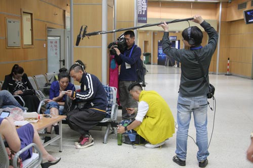 桑布扎组合后场中在为栏目组拍摄青歌赛选手纪