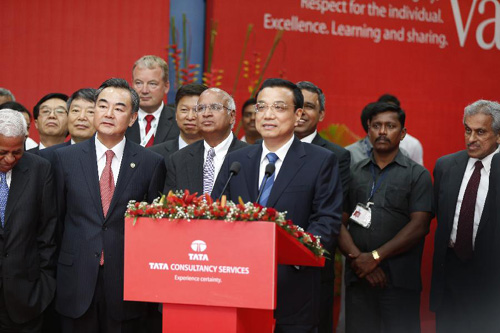 5月21日，国务院总理李克强在孟买参观印度塔塔集团。这是李克强通过视频连线与塔塔集团在中国上海办事处的中印员工进行交流。记者 鞠鹏摄