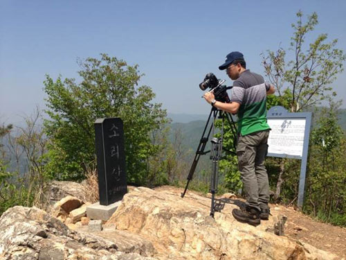 《铁在烧》摄制组在韩国种子山拍摄中