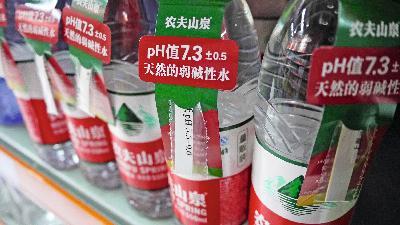 钟睒睒在北京出席回应质疑的新闻发布会。