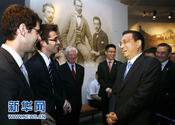 5月25日，正在瑞士访问的中国国务院总理李克强参观位于伯尔尼的爱因斯坦博物馆。这是李克强在参观时同当地民众交谈。 新华社记者 鞠鹏 摄