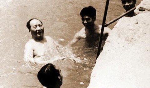 毛泽东注重体育锻炼，尤其喜欢游泳和打乒乓球。