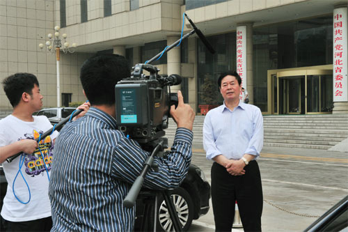 河北电视台平安中国摄制组采访河北省委政法委领导