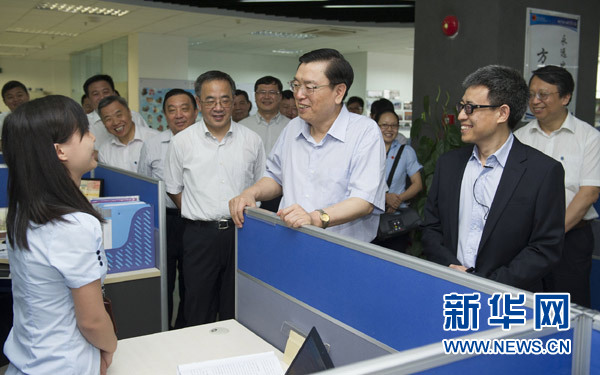 5月31日，张德江在广州禾信分析仪器有限公司考察，勉励企业青年员工学有所用，业有所成。 新华社记者 黄敬文摄