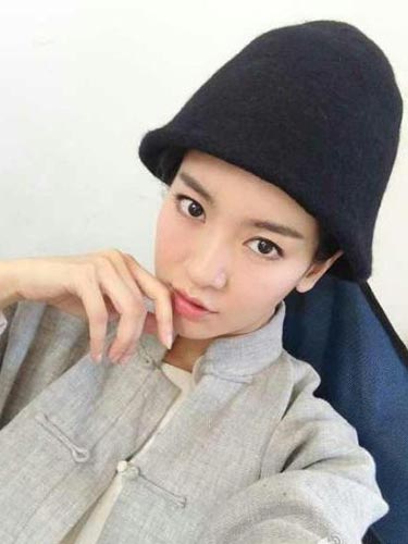 李晟女扮男装照曝光 霸气表情引网友称爷