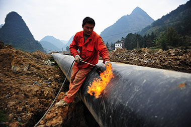 1月25日，在中缅油气管道建设广西来宾市忻城县大塘镇施工现场，工人在给油气管道补漏。