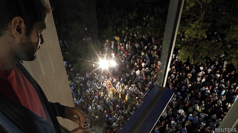 希腊广播电视公司停播上千雇员和群众抗议（图）