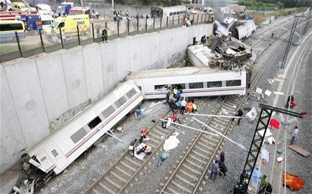西班牙列车事故致69人死亡车厢卷曲如手风琴