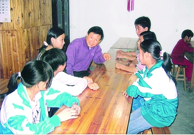 廖乐年和孩子们在一起。光明日报记者 吴春燕摄