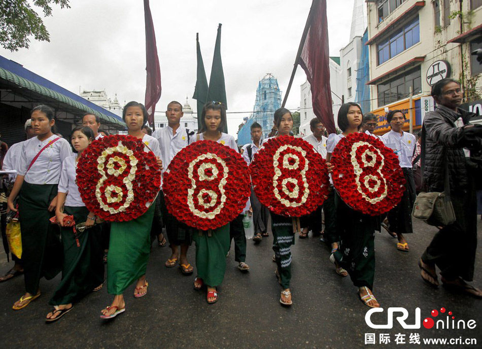 当地时间2013年8月8日，缅甸首都仰光，缅甸民众为“8888事件”25周年举行纪念活动。8888民主运动，是1988年在缅甸发生的一场争取民主的大规模民众运动，“8888”的名称来自1988年8月8日的大示威。　图片来源：LYNN BO BO/CFP