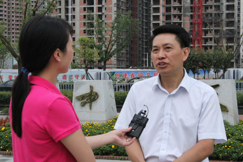 四川巴中电视台摄制组采访政法委领导