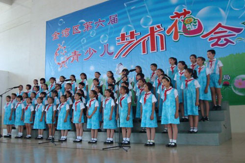 学生合唱团在金湾区第六届青少儿艺术花会上唱红歌