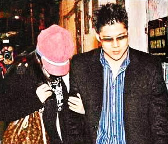 2005年1月，郭晶晶到香港与霍启刚见面。