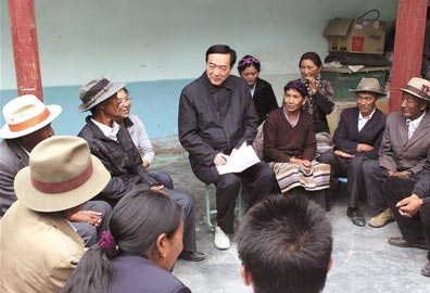 　　8月22日，西藏自治区党委书记陈全国来到第一批群众路线教育实践活动联系点山南地区贡嘎县，调查研究、认亲结对。这是陈全国在结对户顿珠家中，与村民们围坐在一起，聊家常、听意见。记者 姚海全 摄