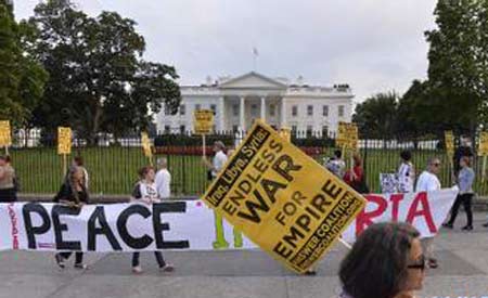 抗议者在白宫前集会反对美国对叙利亚发动军事打击