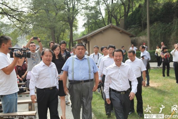 毛新宇出席活动演唱《东方红》激动流泪