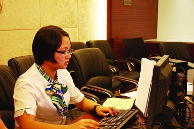 农行员工资助困难女孩14年 女孩工作后捐工资