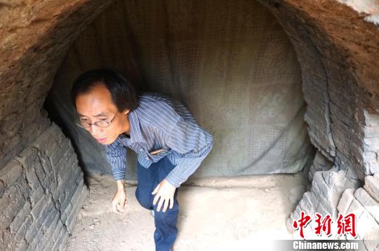 郑州郊区男子隐居砖窑8年捡柴做饭 吹笛子练书