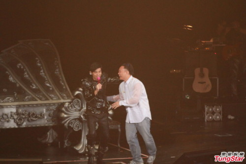  周杰伦香港演唱会 落幕 陈奕迅台上力挺(图)_音
