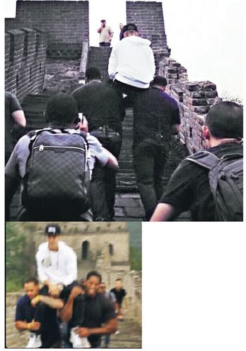 贾斯汀·比伯坐两保镖肩爬长城仿佛“出巡”(图)