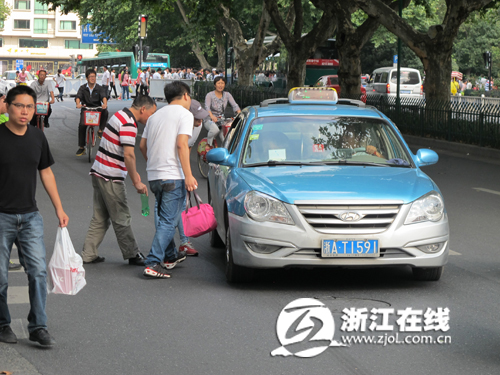 西湖景区黑车载客生意难做 出租车挑客现象仍较普遍