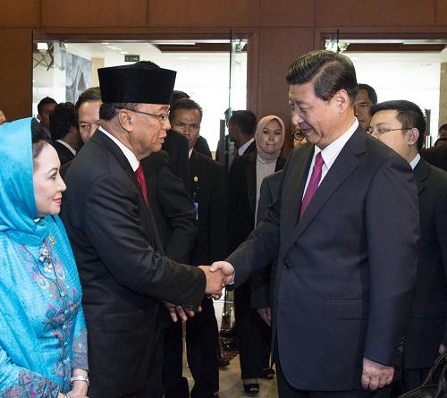 10月3日，国家主席习近平在雅加达会见印度尼西亚人民协商会议主席西达尔托。记者 马占成 摄