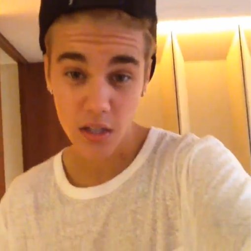 比伯抵韩准备个唱 带帽衫疑似遮颈部吻痕 综艺