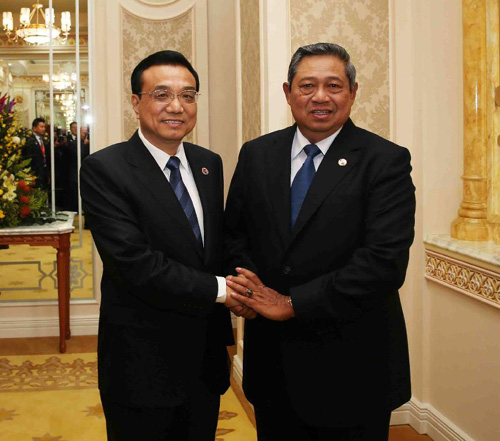     10月10日，正在文莱斯里巴加湾市出席东亚领导人系列会议的中国国务院总理李克强会见印尼总统苏西洛。 记者 刘卫兵 摄
