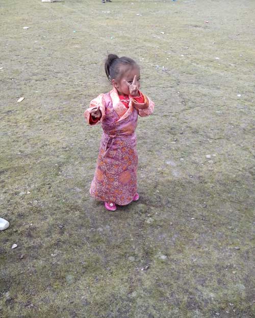 一个可爱的三四岁左右的藏族小姑娘