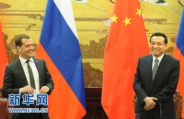 10月22日，国务院总理李克强在北京人民大会堂与俄罗斯总理梅德韦杰夫共同会见记者。 新华社记者刘建生摄