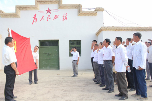 一八四团各基层党支部在红色教育基地向党旗宣誓