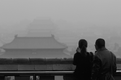 昨天，游客在景山俯瞰故宫。雾霾笼罩，能见度很差。