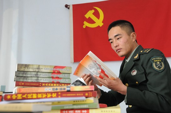 正在学习理论知识的降巴克珠(摄影:杨再新 何光伦)