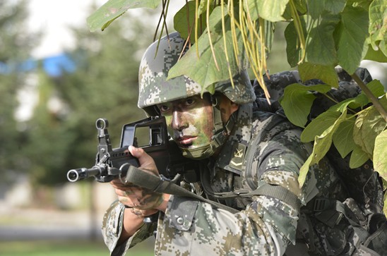 立姿据枪(摄影:杨再新 何光伦)