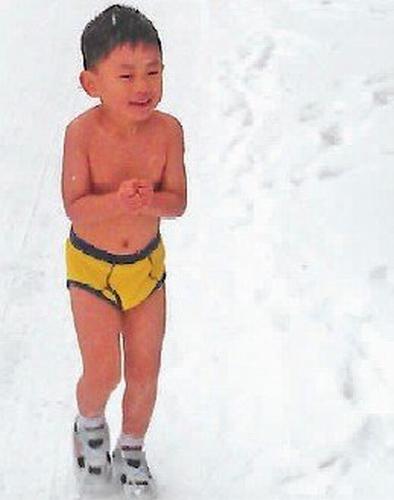 2012年春节，“鹰爸”何烈胜让儿子多多在纽约雪地中裸跑。