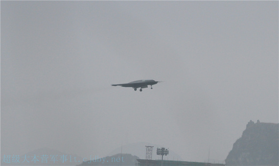 中国利剑无人作战攻击机成功首飞 意义重大