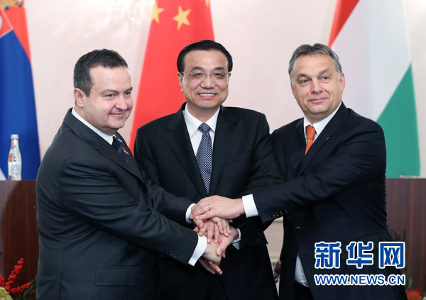     11月25日，中国国务院总理李克强在布加勒斯特分别会见匈牙利总理欧尔班（右）和塞尔维亚总理达契奇（左），并共同会见记者。三国总理共同宣布，合作建设连接贝尔格莱德和布达佩斯的匈塞铁路，并成立联合工作组落实推进工作。新华社记者 姚大伟 摄