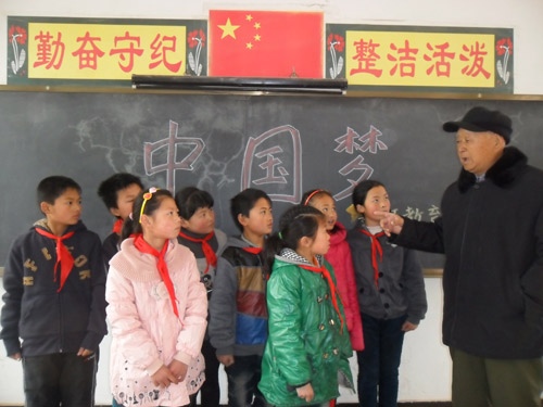 县关工委执行主任正在给学生们讲解“中国梦”