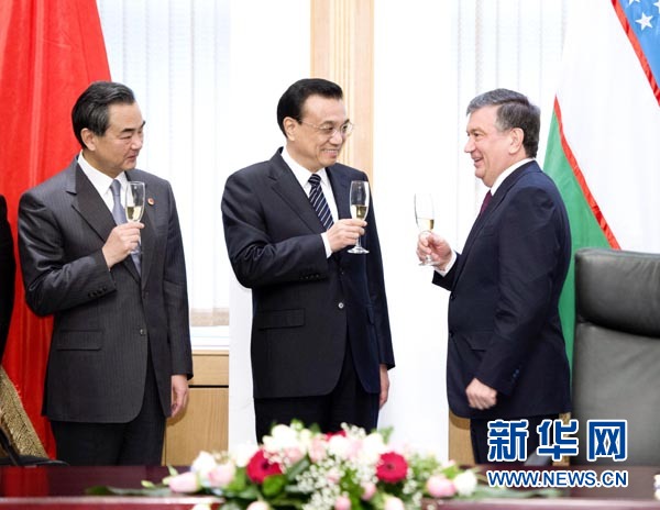     11月29日，中国国务院总理李克强在塔什干与乌兹别克斯坦总理米尔济约耶夫共同出席双边经贸、能源、文化等合作文件的签字仪式。新华社记者 李学仁 摄