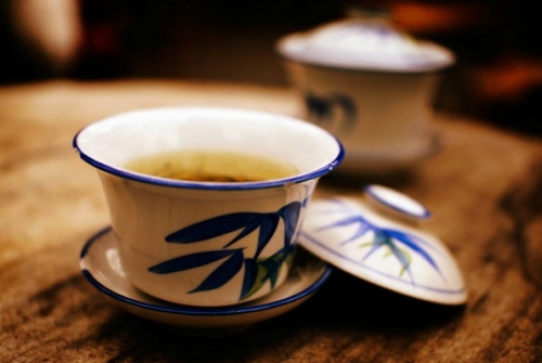 老成都盖碗茶 让茶叶在沸水中苏醒