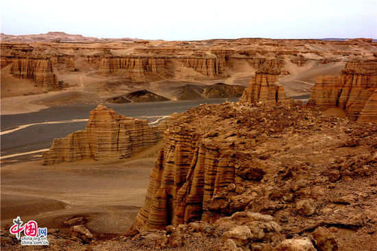 下图是某一地区的地形泡面图头像 下图为欧洲