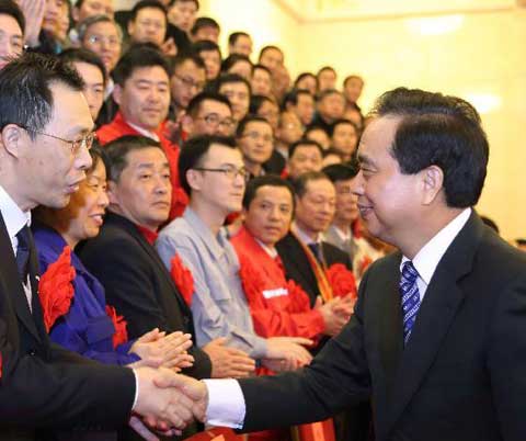 12月20日，第四届全国职工优秀技术创新成果表彰大会在北京举行。中共中央政治局委员、中华全国总工会主席李建国出席会议并讲话。这是李建国同获奖代表握手。记者 潘思危 摄 