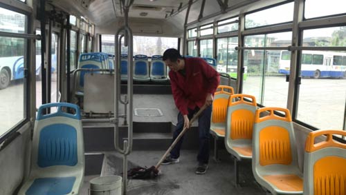 陈君在清理公交车
