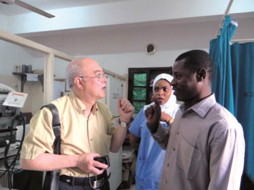 黄锡璆博士在中国援助桑给巴尔的医院进行踏勘和调研