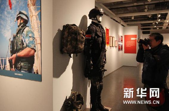  12月25日，参观者在上海中国航海博物馆的预展上拍摄海军特战队员的装具。新华网图片 裴鑫 摄