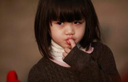 钟丽缇女儿照片曝光 网友:连吃手都那么萌