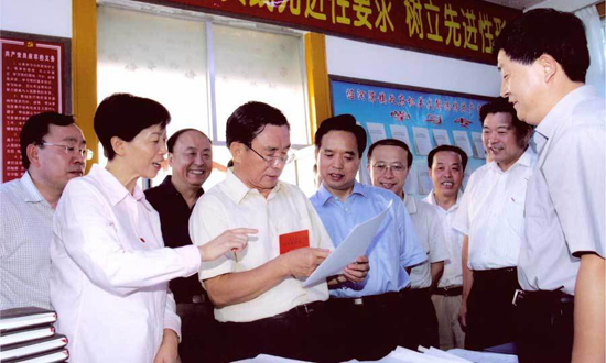 资料图：2005年9月5日到陕西安塞县沿河湾镇考察先进性教育活动开展情况